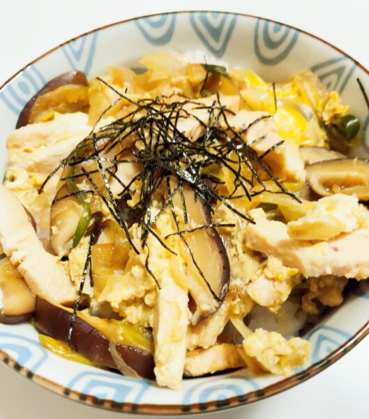 ネギたっぷりスモークチキン親子丼