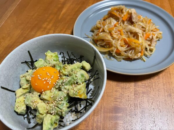 白滝チャプチェとアボカド丼