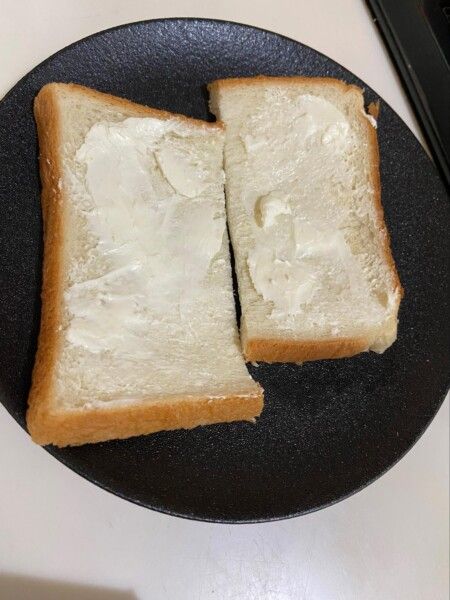 トーストした食パンにクリームチーズを塗る