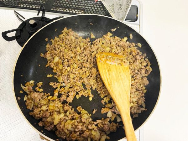 カレー粉を入れて全体に馴染ませながら香りが出るまで炒めます