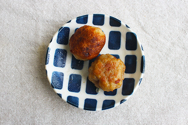 フライパンで揚げ焼きした場合（左上）と油を引いて焼いた場合（右下）