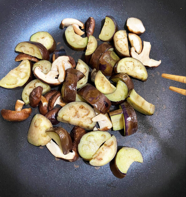 カットしたナスと椎茸を炒める