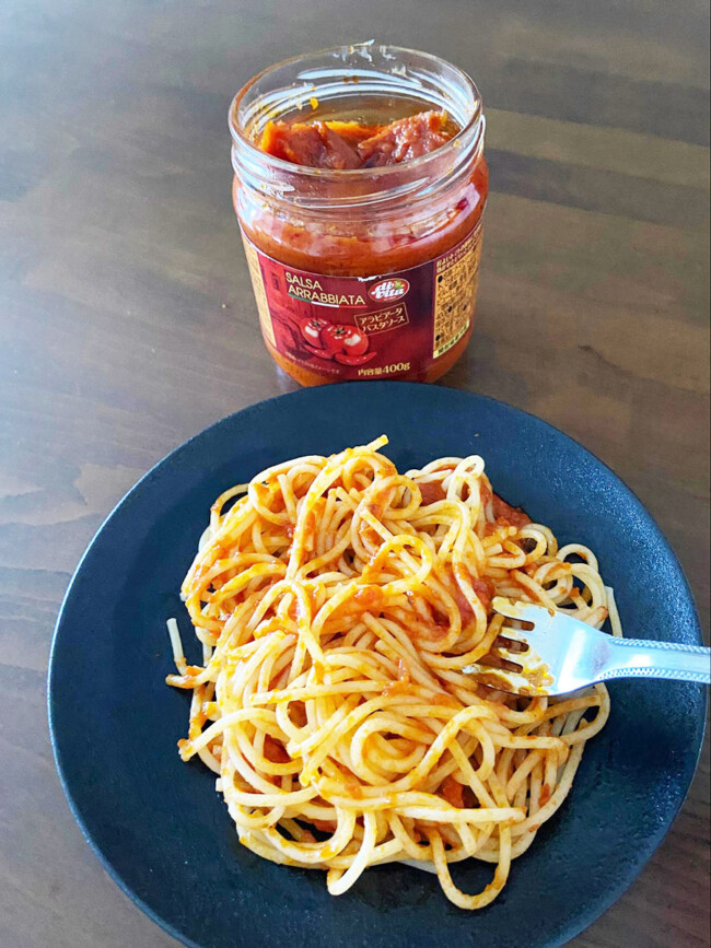 茹でたパスタにアラビア―タソース