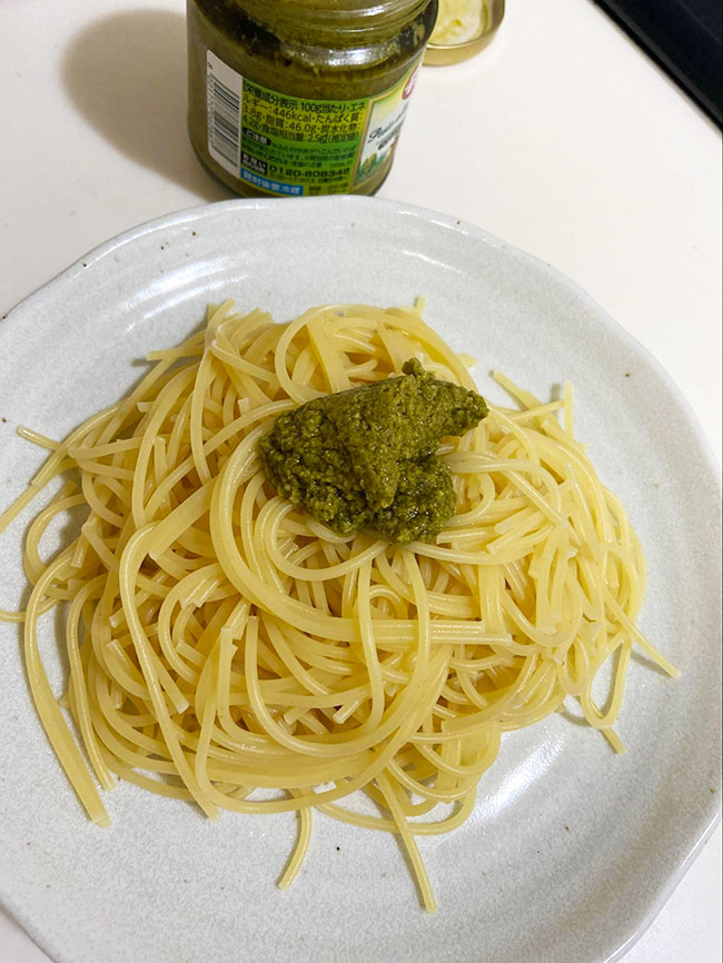 茹でたパスタ100ℊにペストジェノベーゼソースを和えてみます