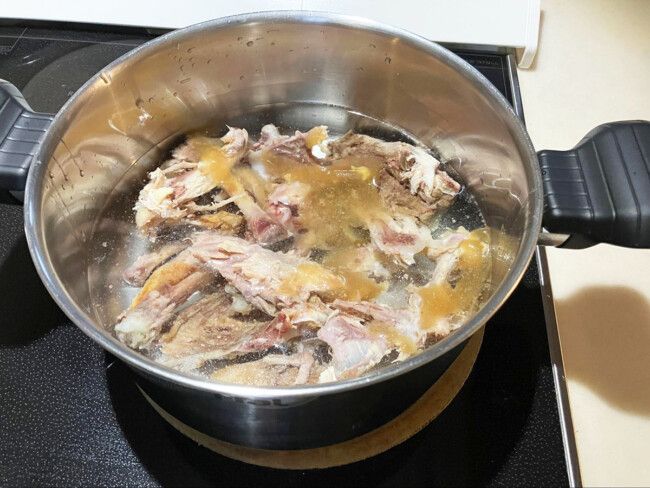 鍋に水適量とロティサリーチキンの骨を入れる