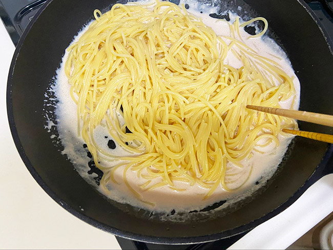 豆乳とパスタをしっかりと絡めながら、水分を飛ばすように火にかけていきます