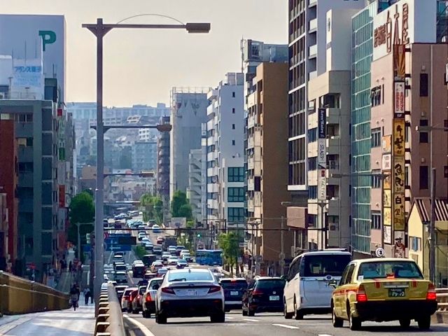 重曹で排気ガスのスス汚れを落とす