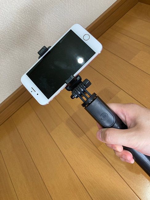 スマホを横からスライドさせて差し込む