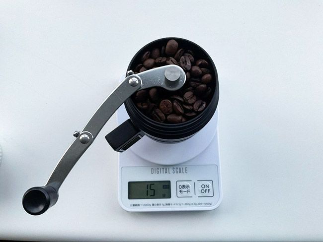 コーヒーミル満杯に豆を入れるとちょうど15g