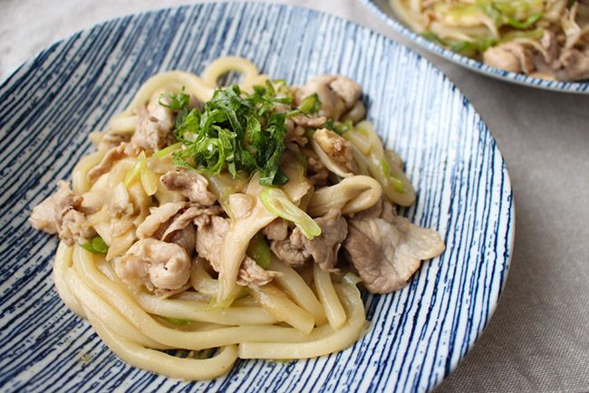 素材の美味しさが引き立つ「豚肉と香味野菜の焼うどん」