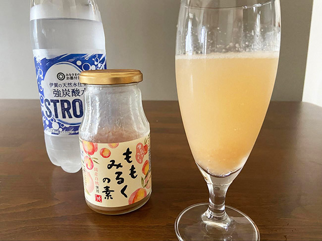 炭酸水と割って『ももソーダ』