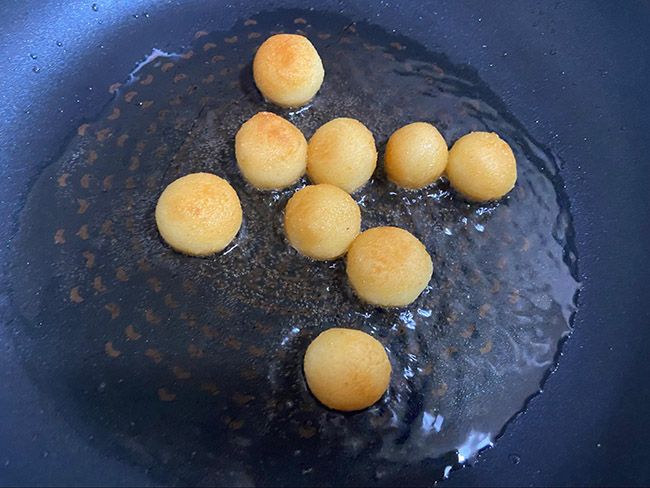 フライパンで油多めの揚げ焼き