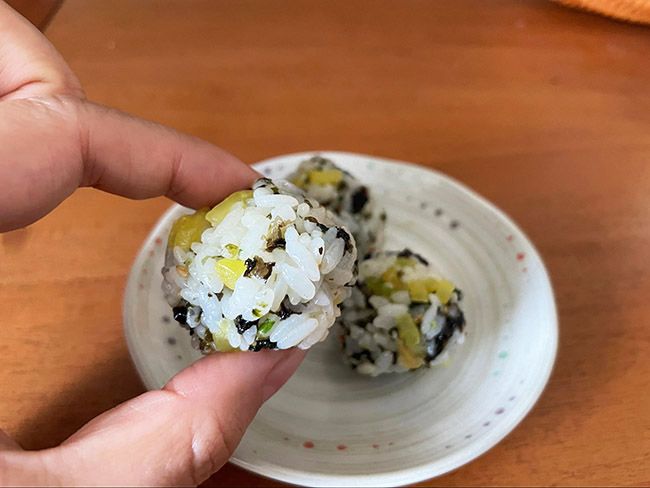 食べてみると韓国のりの風味とシャキシャキとした大根の歯ごたえが相まっておいしい