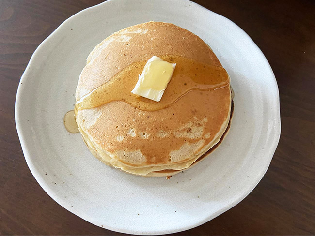 焼きあがったホットケーキにお好みでバターと蜂蜜を乗せたら出来上がり