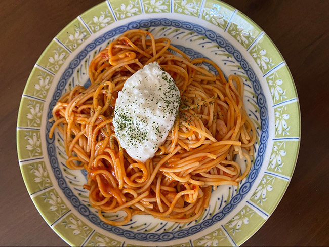 トマト味のパスタにカットしたブラータを乗せてみました