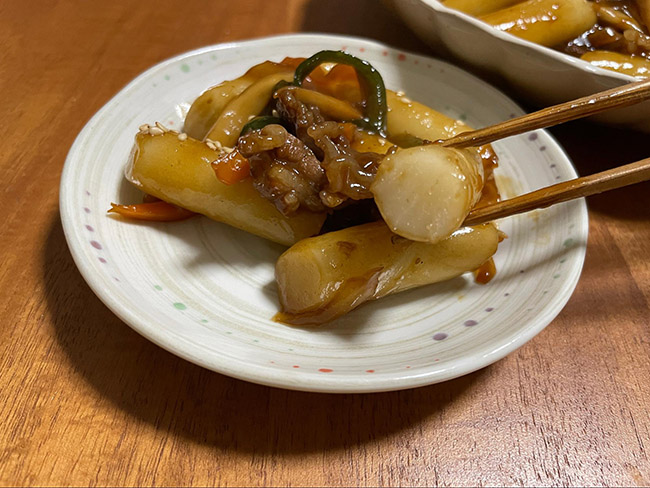 甘じょっぱい餡が肉厚でモッチモチなトックによく合いおいしい