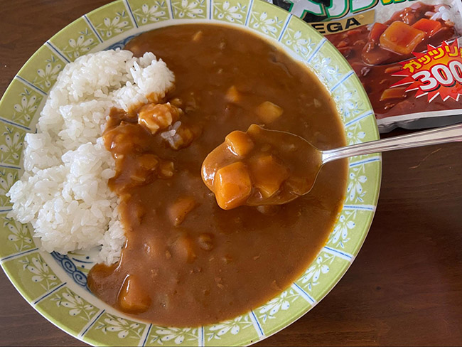 「ボリュームたっぷり メガ盛りカレー」は美味しい？