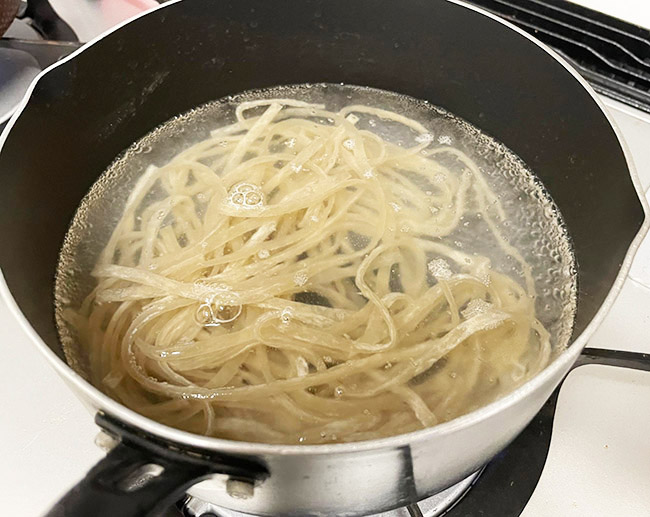 麺を茹で始めると、徐々に透き通っていくのがわかります。