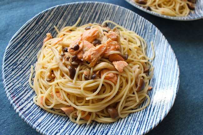 具だくさんが美味しい！「きのこと鮭のバター醤油パスタ」