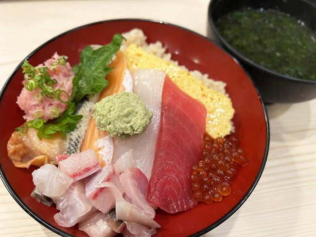 990円「おまかせ海鮮丼」