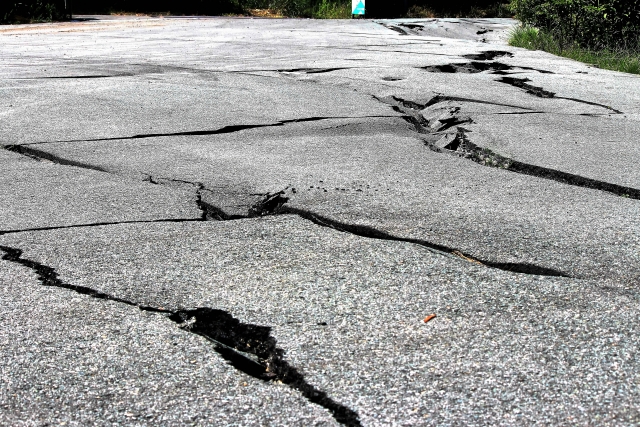 地震が起きて地割れが発生する夢