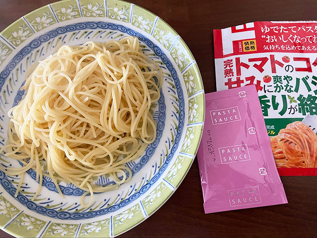 パスタが茹で上がったらお皿に移す