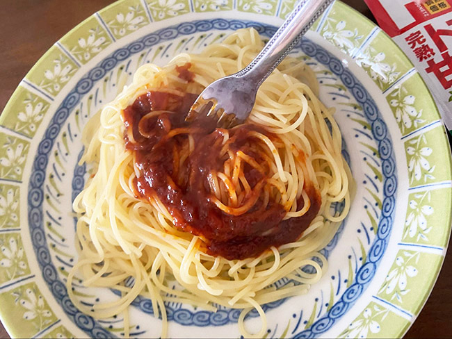 パスタの上に「あえるだけトマトバジル」ソースをかけて、しっかりとあえます