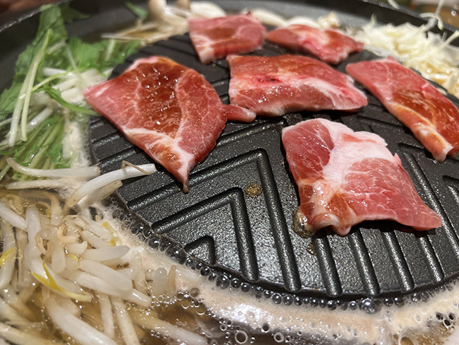 焼肉の鉄板の溝