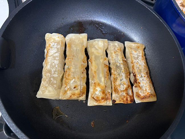 鉄板焼き棒餃子をフライパンで調理