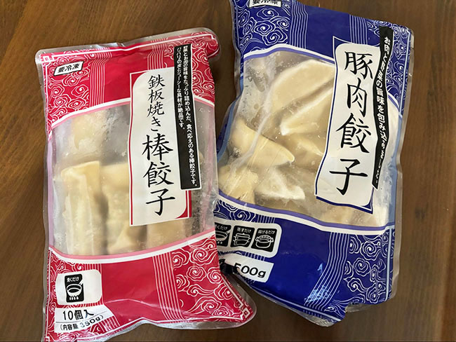 「鉄板焼き棒餃子」と「豚肉餃子」の２種類の食べ比べ