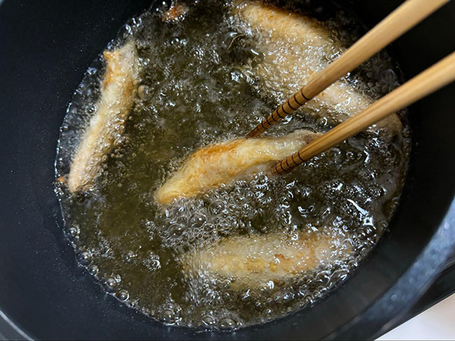 鶏皮餃子を揚げる