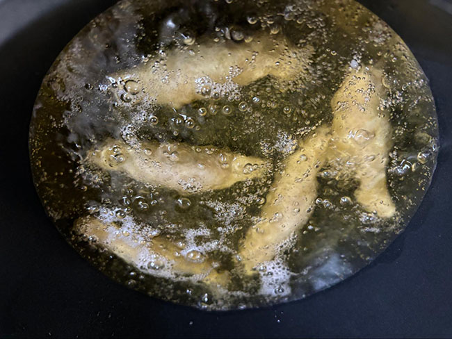 鶏皮餃子を揚げる