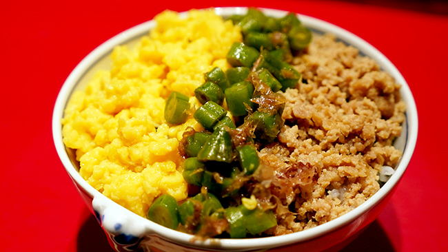 鶏そぼろ三色丼