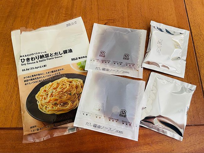 中には出汁醤油ソースとトッピング入り