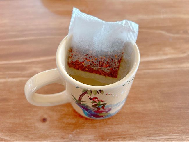 適当なコップに水を注ぎ、ティーパックを入れて5〜10分