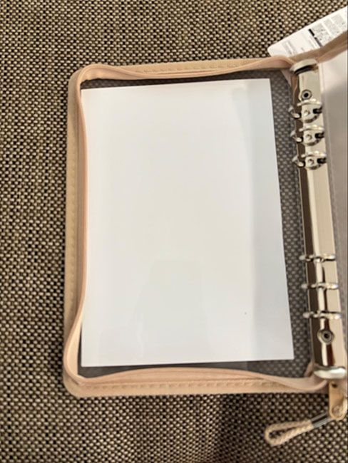 左のポケットに両面テープで貼るだけ