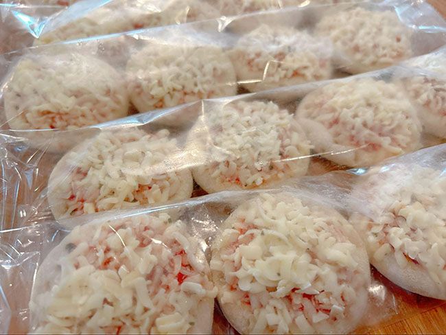 チーズがピザの上にこんもり盛られている