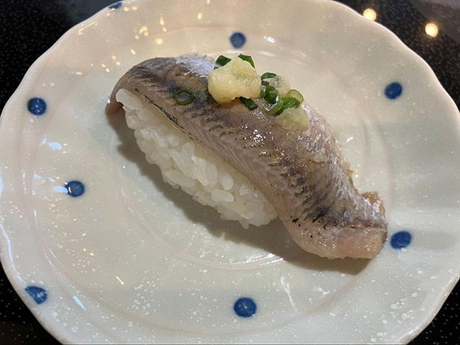 ③刻み青ネギとおろし生姜　塩〆いわし