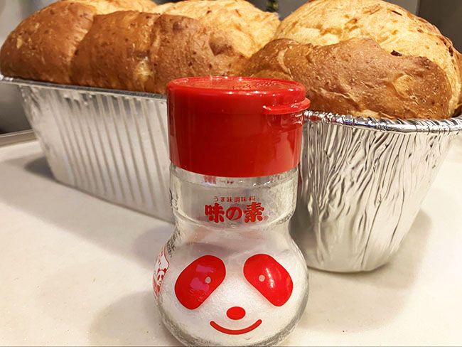 味の素の瓶と食パンを並べた比較画像
