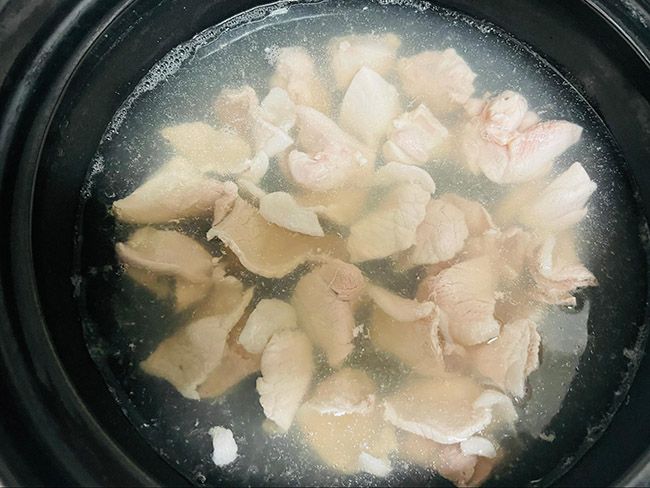 ③煮立ったら肉と葉物以外の野菜を入れる