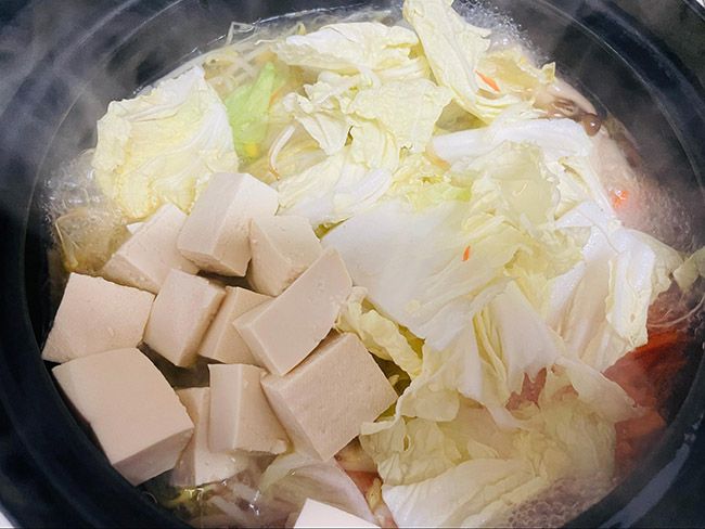 ④火が通ったら葉物を入れて蓋をする