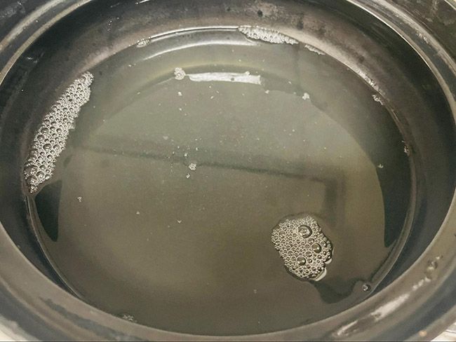 ②本品をよく振って鍋に入れ、沸騰させる