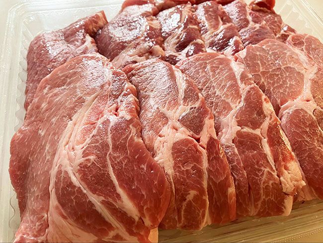 照りと艶のある赤身と脂身がバランスよく入った豚肩ロース