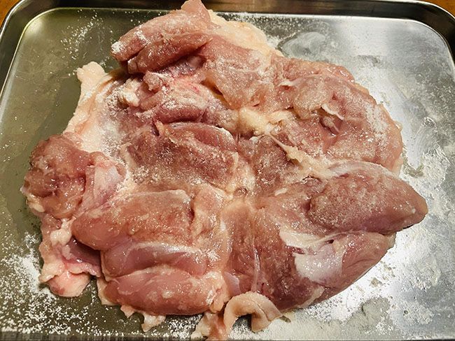 鶏もも肉に下味パウダーを1袋まぶし、常温で15分おきます