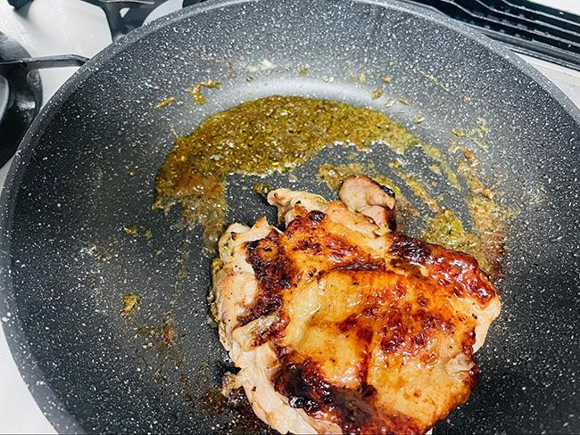 「ハーブ&岩塩」を1袋入れてよく混ぜ合わせてから鶏肉に絡めて完成