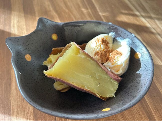 焼き芋にバニラアイスとシナモンを添えたデザート