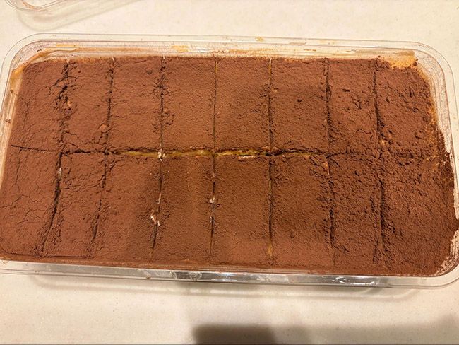 まずは横で半分に切り分けてから好みの大きさにカットするのがおすすめ