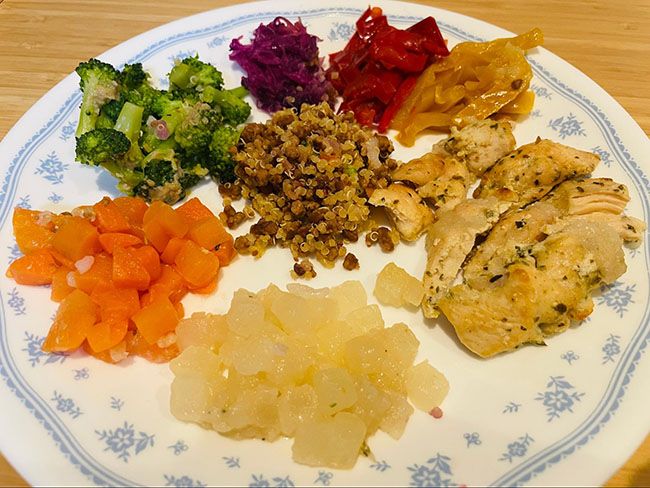 第1位「1/3日分の野菜を使った雑穀ごはん スパイスチキンと彩りサラダ」