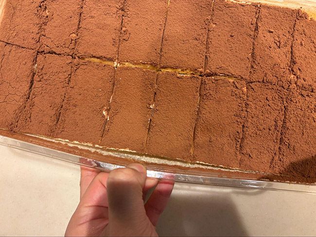 カットし終えたらパックの縁を持ってティラミスの側面とパックを離す