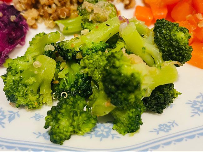 第1位「1/3日分の野菜を使った雑穀ごはん スパイスチキンと彩りサラダ」